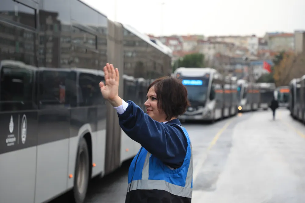 İETT’DE İLK KADIN METROBÜS DENETİM AMİRİ GÖREVE BAŞLADI 