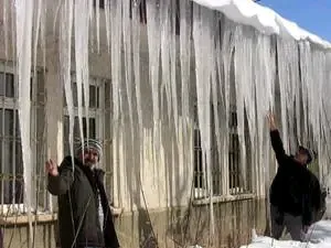 Aziziye Belediyesi buz sarkıtları için düğmeye bastı 