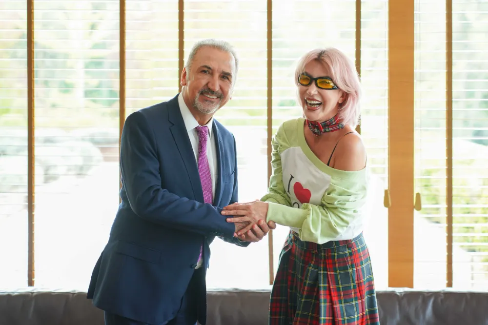 ÜNLÜ ŞARKICI HANDE YENER,  MEME KANSERİNİ NASIL YENDİĞİNİ ANLATTI! 