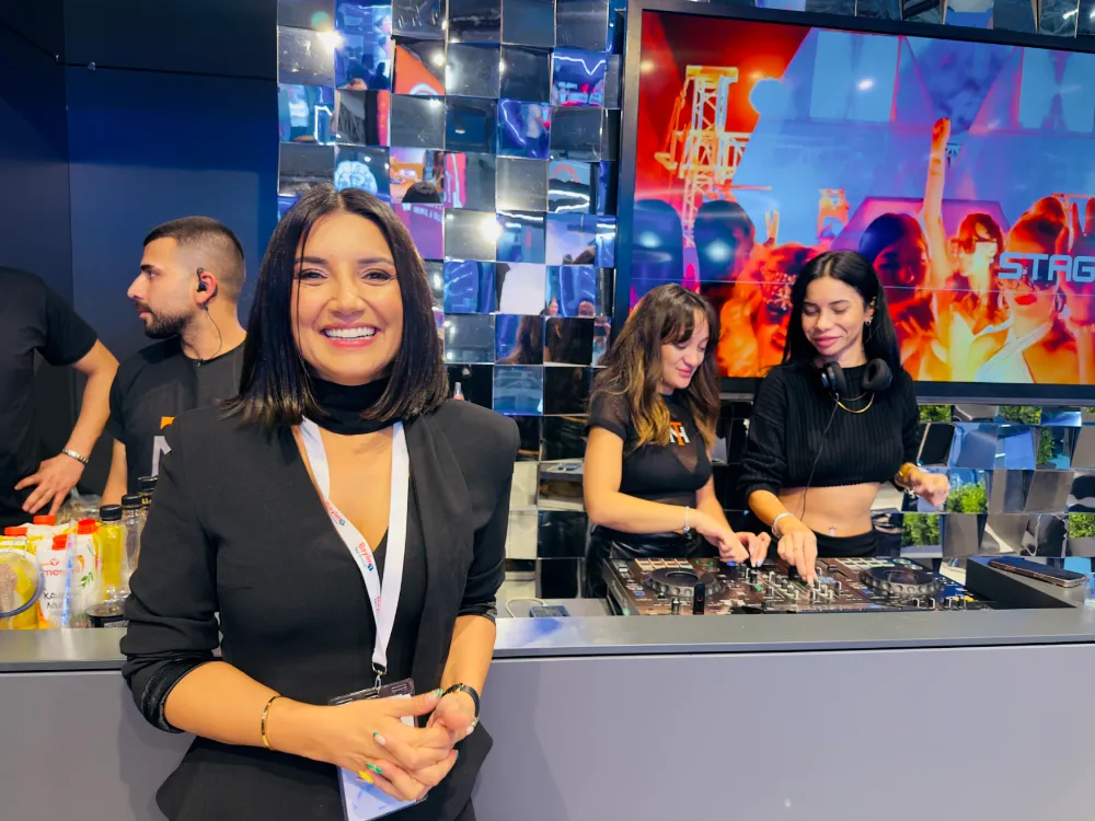 Ünlü iş kadını kendi gece kulübünde sahneye çıktı