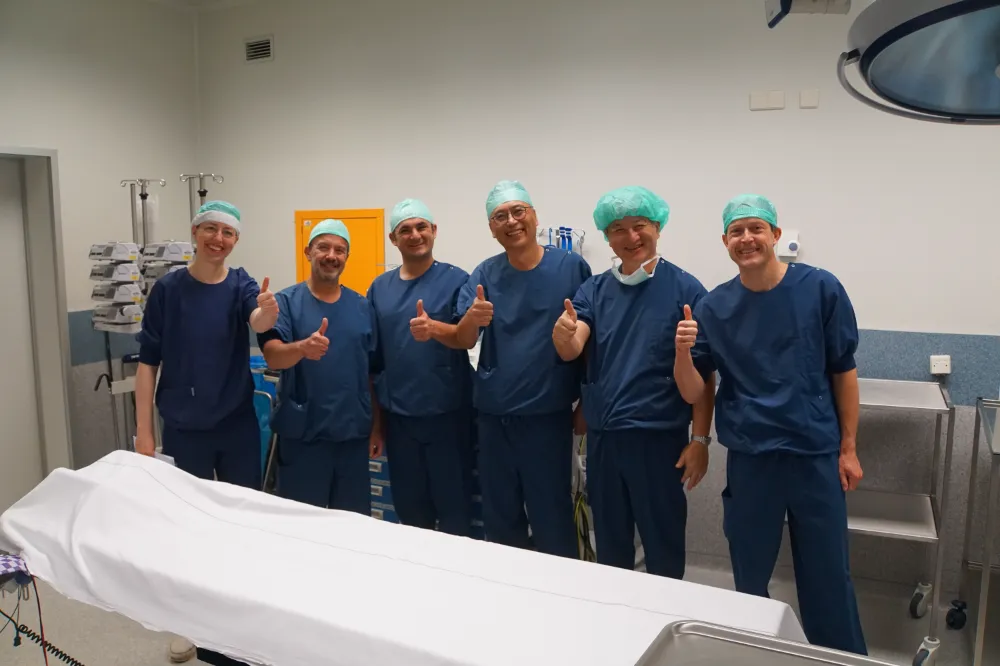 TÜRK CERRAHLAR HOLLANDA’DA  İLK CANLI VERİCİLİ ORGAN NAKLİNİ GERÇEKLEŞTİRDİ! 