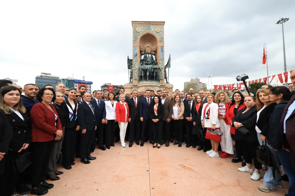 TAKSİM’DE CUMHURİYET’İN 102. YIL KUTLAMASI