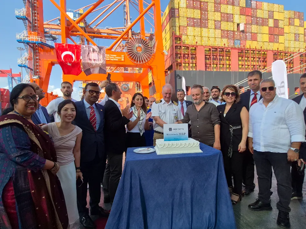 “MERSİN ULUSLARARASI LİMANI, YENİ TAMAMLANAN EMH2 TERMİNALİNDE İLK 400 METRELİK MEGA GEMİYİ KARŞILADI” 