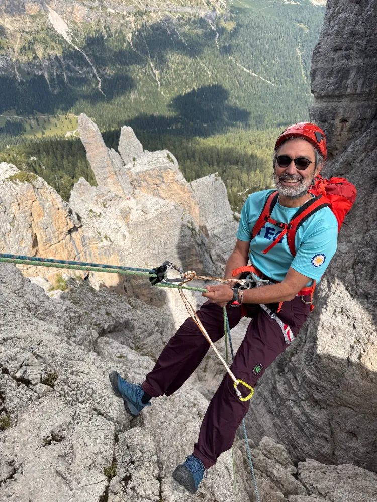 TEGV eğitim gönüllüsü M. Sacit Erdem, Dolomoti Dağlarına tırmanışıyla 350 çocuğun eğitimine destek oldu 