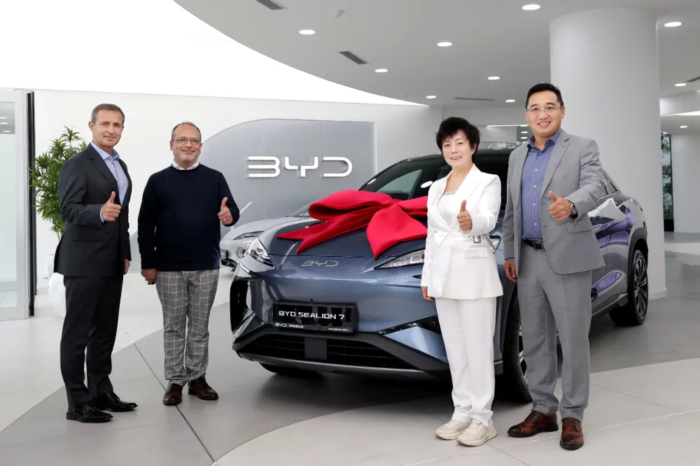 BYD Başkan Yardımcısı Stella Li, Türkiye’de İlk SEALION 7 Teslimatını Gerçekleştirdi