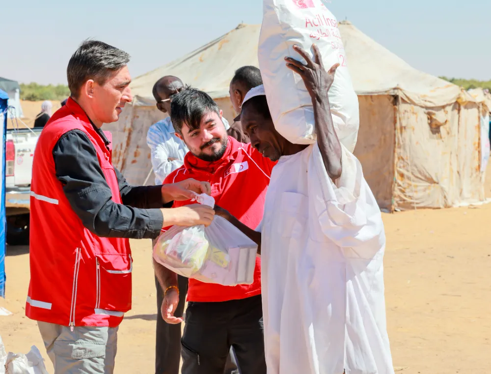 TÜRK KIZILAY’DAN SUDAN’DA YERİNDEN EDİLENLERE GIDA DESTEĞİ 