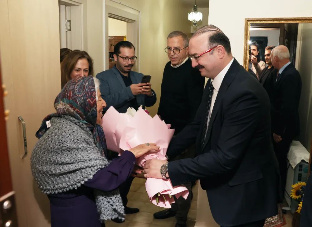 REKTÖR HACIMÜFTÜOĞLU’NDAN ANLAMLI ÖĞRETMENLER GÜNÜ ZİYARETİ