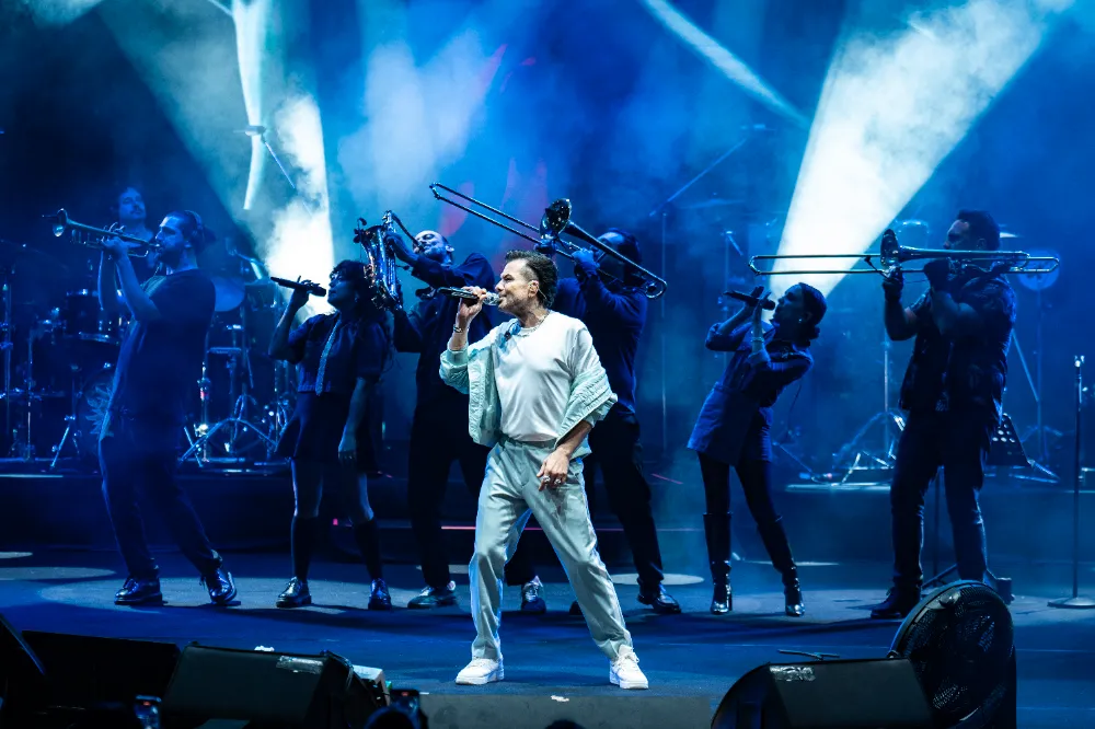 KENAN DOĞULU İZMİR’DE UNUTULMAZ BİR GECEYE İMZA ATTI