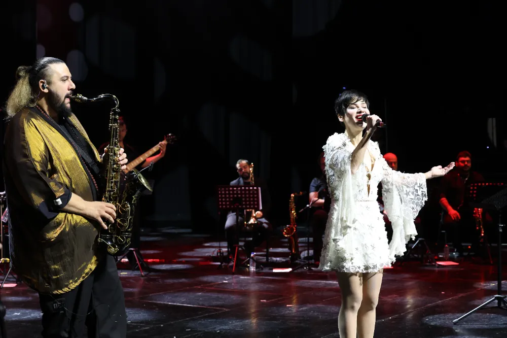 AKM’DE ANIL ŞALLIEL VE ARKADAŞLARI RÜZGARI!   