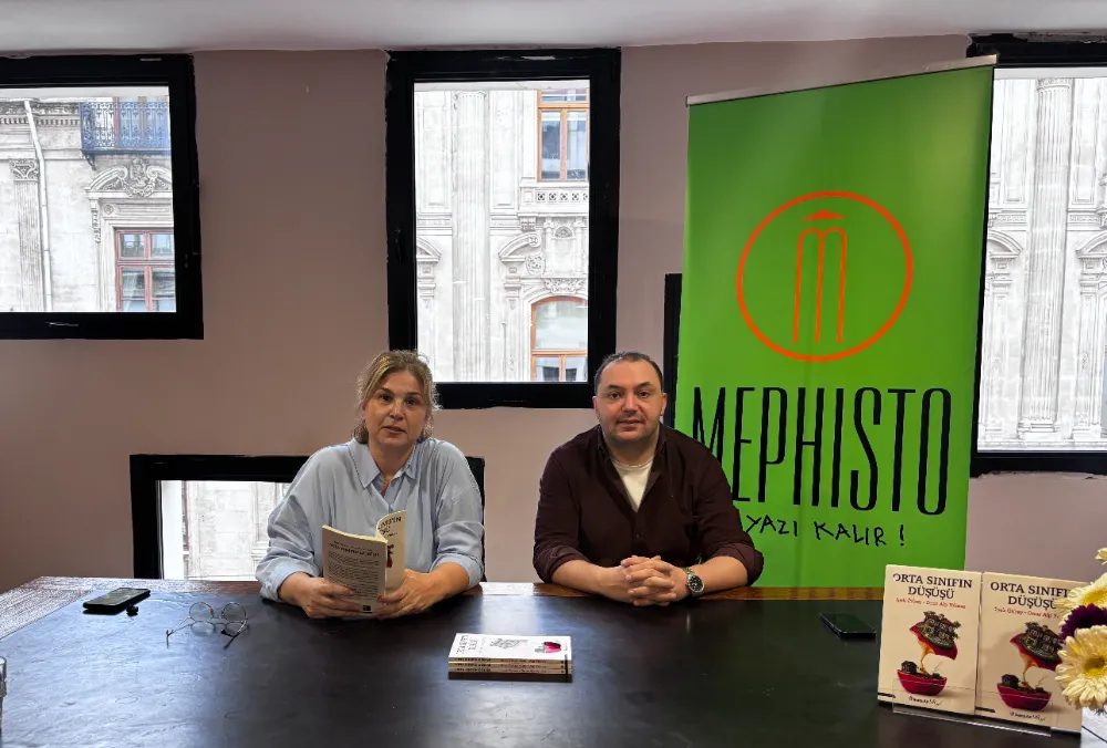 “ORTA SINIFIN DÜŞÜŞÜ” SÖYLEŞİ VE İMZA GÜNÜ BEYOĞLU’NDA GERÇEKLEŞTİ!