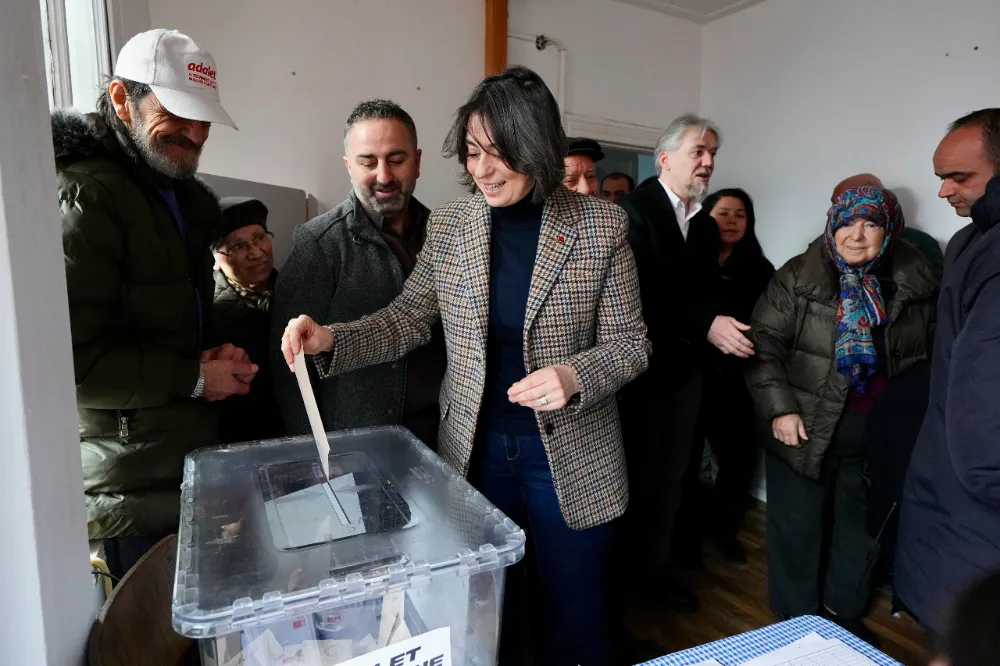 ÜSKÜDAR BELEDİYE BAŞKANI DEDETAŞ, CHP’NİN CUMHURBAŞKANLIĞI ÖN SEÇİMİNDE OYUNU KULLANDI 