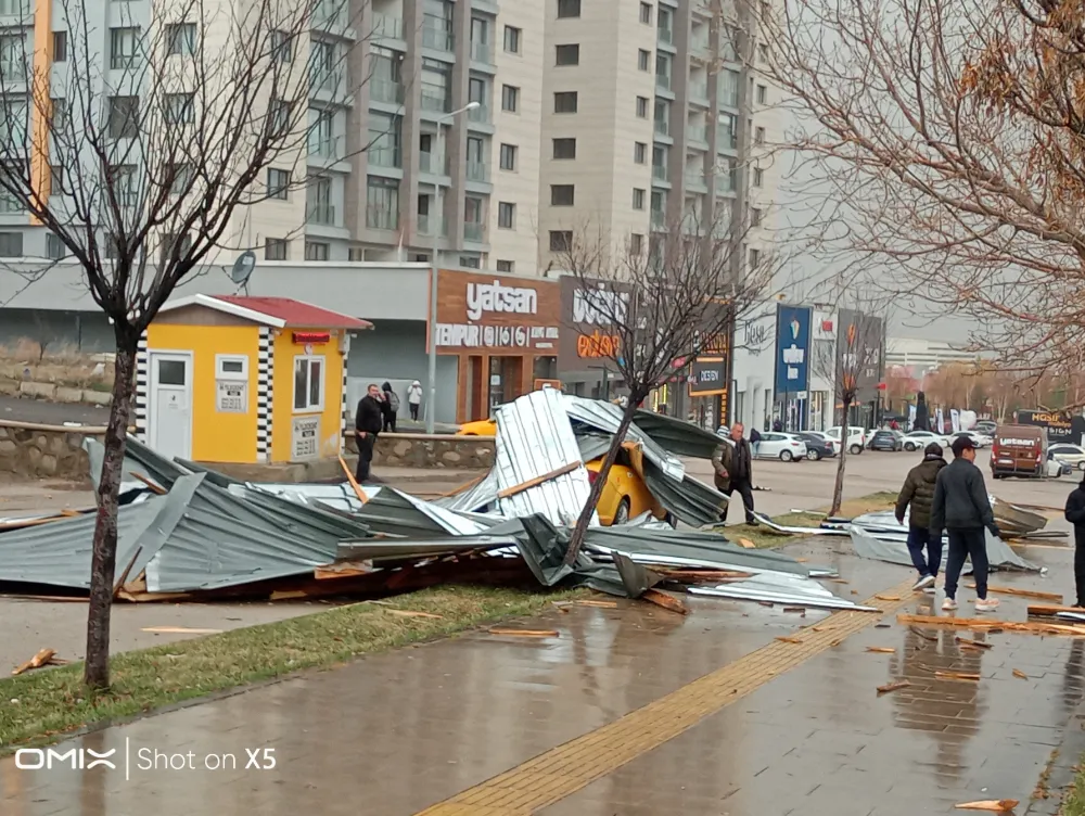 Rüzgarın uçurduğu çatı otomobilin üzerine düştü