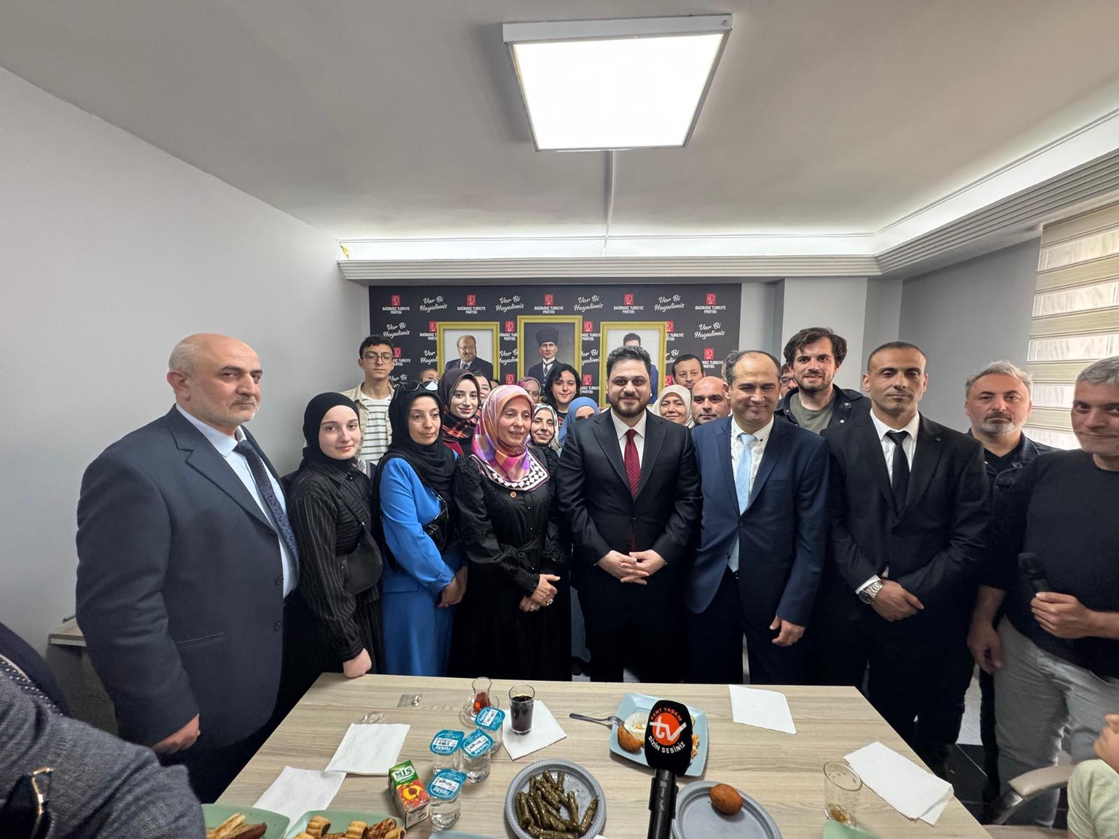 Bir başka partinin genel başkanının resminin benim kongremde ne işi var?