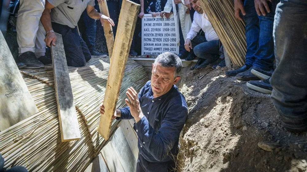 Özel, Zeyrek’i böyle uğurladı: Nurlar içinde yat kardeşim