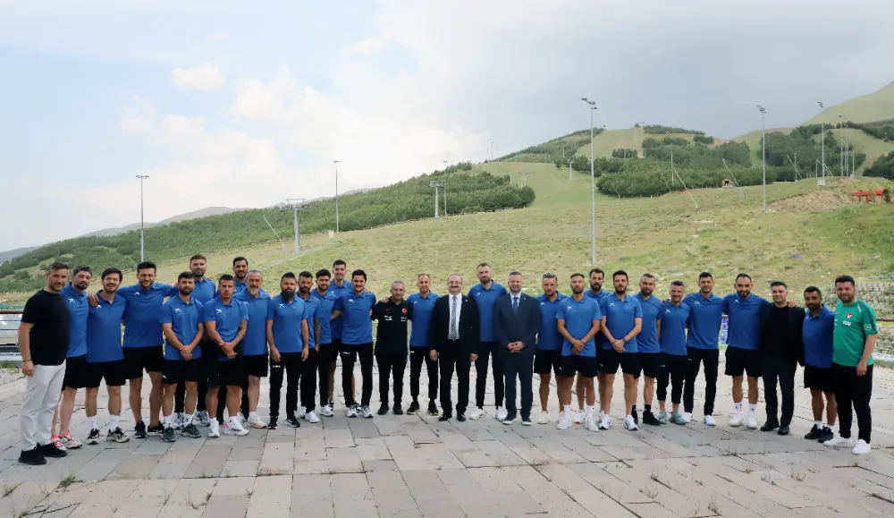 REKTÖR HACIMÜFTÜOĞLU, UEFA B ANTRENÖRLÜK EĞİTİMİ ALAN FUTBOLCULARLA BİR ARAYA GELDİ