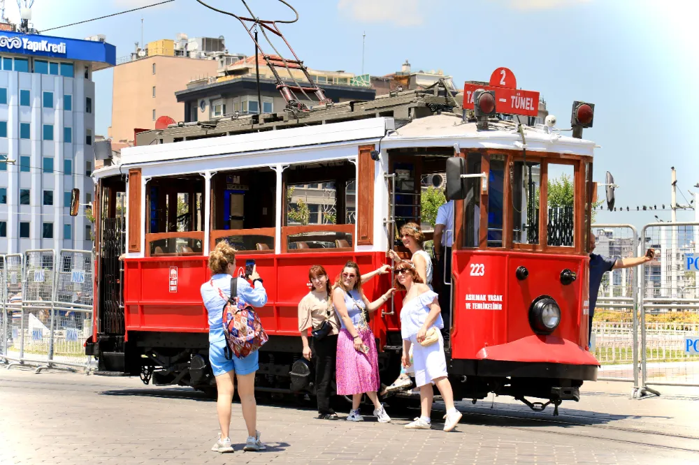 İSTANBUL’UN TARİHİ NOSTALJİK TRAMVAYI YENİLENDİ  