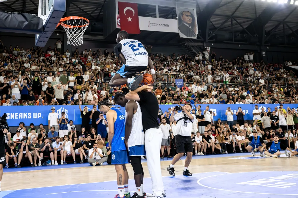 BHS SMAÇ GÖSTERİSİ İZMİR’DE BASKETBOL ŞÖLENİ YAŞATTI 