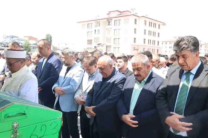 Başkan Akpunar’ın annesi son yolculuğuna uğurlandı.